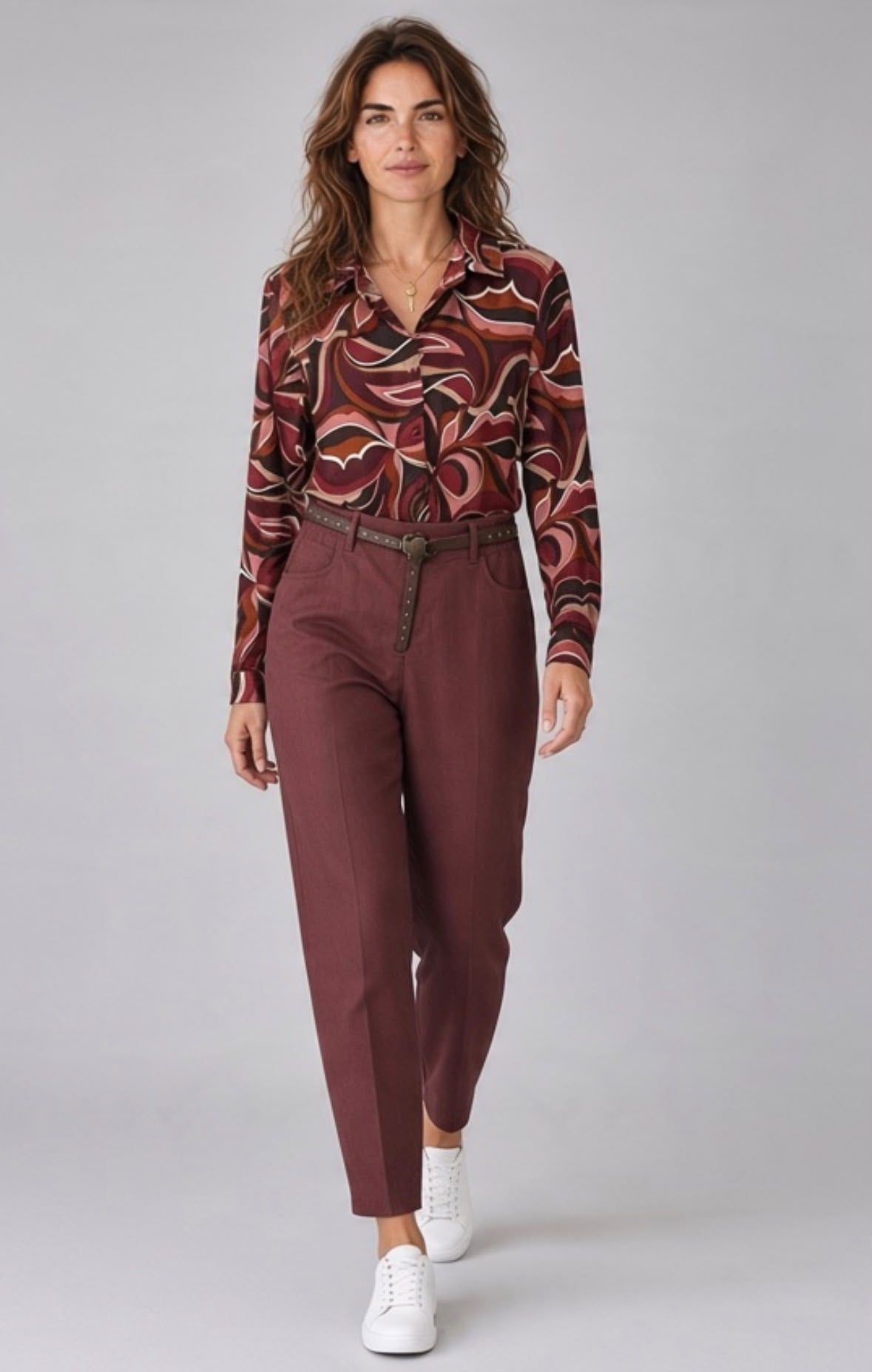 Chastar blouse Floriane in Bordeaux met golvend abstract dessin, kraag en lange mouwen, gedragen op model.