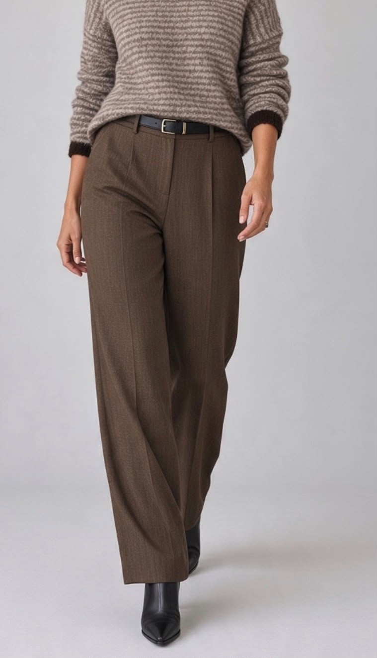 Chastar bruine broek met wijde pijpen en riemlussen, gedragen detail van de taille en voorzijde.