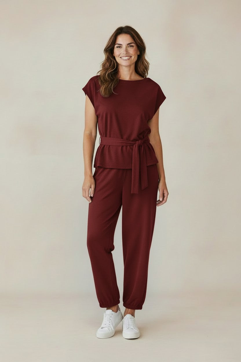 Chastar sweater set in Bordeaux met ronde hals, strikceintuur en broek met enkelboorden, vooraanzicht