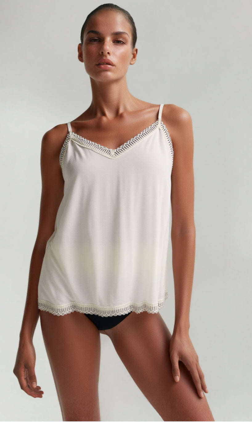 Chastar Top van viscose in Offwhite met V-hals en opengewerkte randen, vooraanzicht op een model