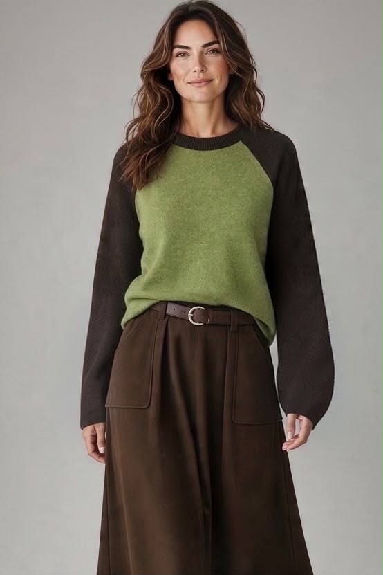 Chastar trui in Groen met ronde hals en donkere contrasterende raglanmouwen, vooraanzicht op een model