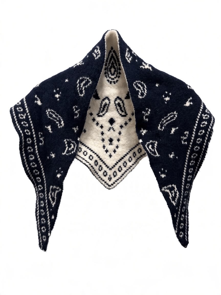 Chastar Sjaal Apolline in Donker Blauw met licht paisleydessin en een contrasterende zichtbare keerzijde.