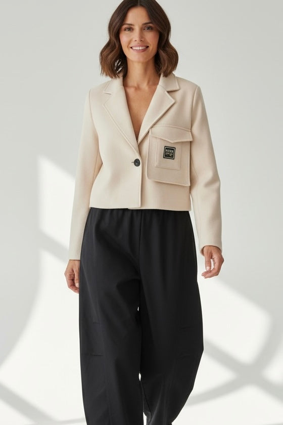 Chastar Blazer Elegant met Klepzak in off white met reverskraag en korte pasvorm, gedragen door een model.