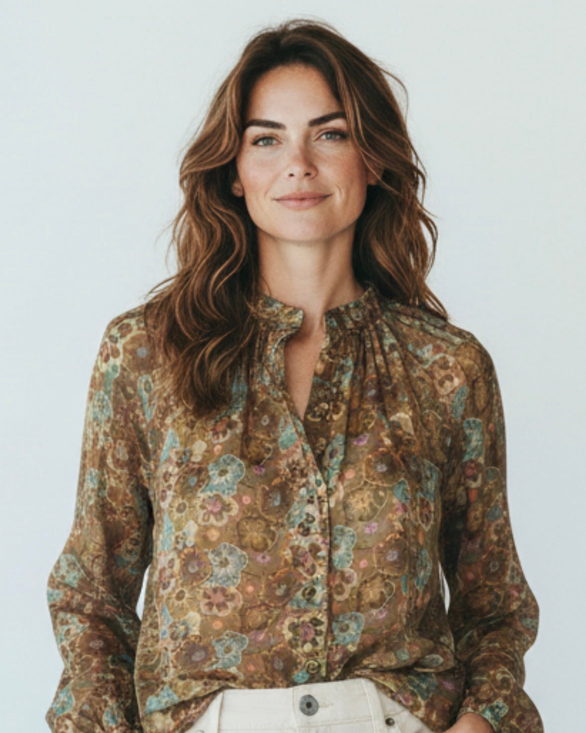 Chastar Blouse Aveline in bruin met bloemenprint, detail van het kraagje en de knoopsluiting