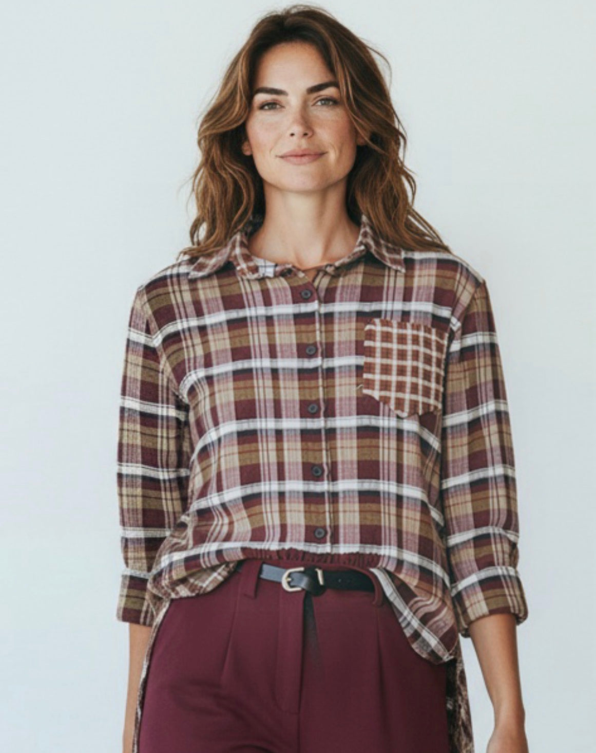 Chastar Blouse Geruit Reversible in bordeaux met contrasterende ruitdetails en borstzak, detail op een model.