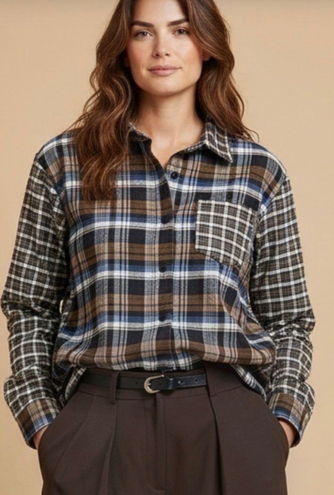 Chastar Blouse Geruit Reversible in bruin met contrasterende ruitdetails en borstzak, detail op een model.