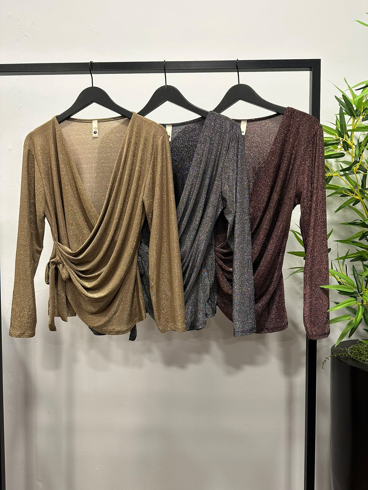 Chastar blouse met glitter, V-hals, lange mouwen en strikdetail in Camel, Grijs en Bruin, vooraanzicht