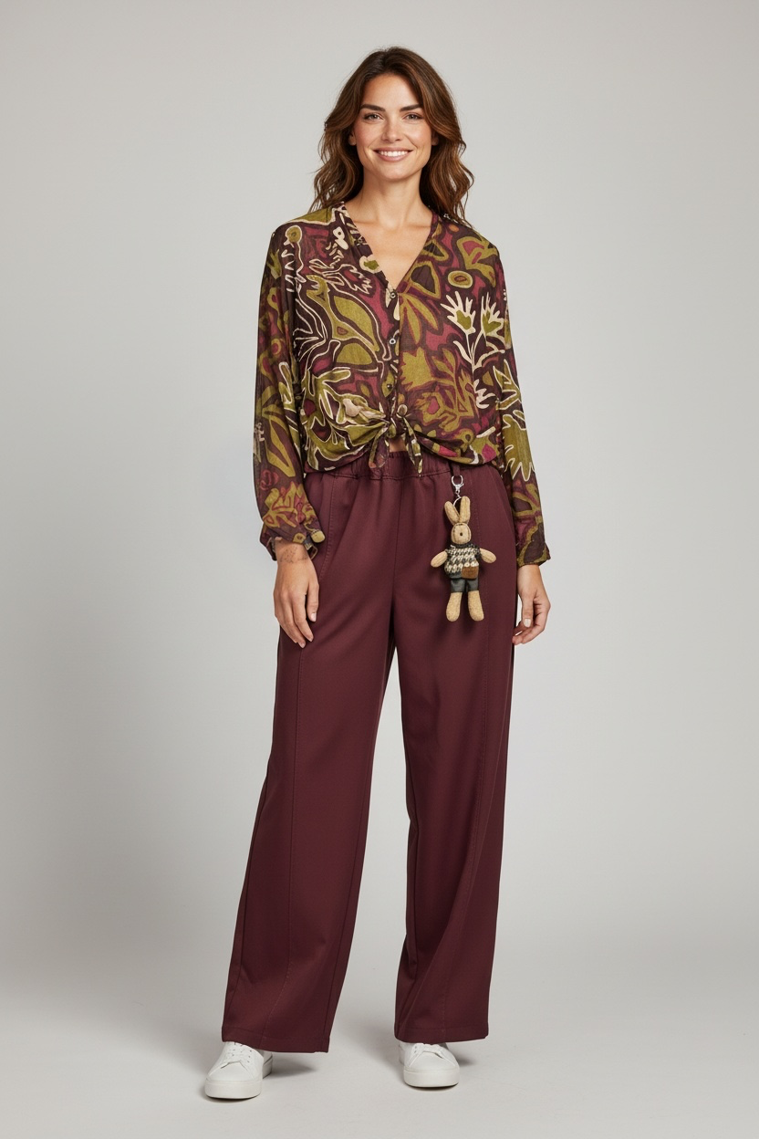Chastar Blouse Marielle in Bordeaux met abstracte print en lange mouwen, vooraanzicht op model