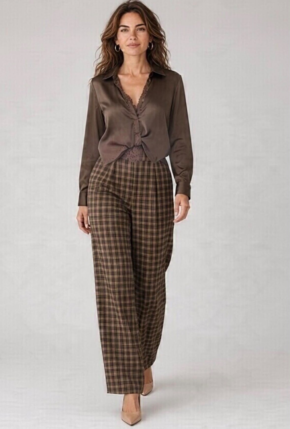 Fashion Chastar blouse in Bruin met lange mouwen, kanten detail en geplooide voorkant, gedragen door model