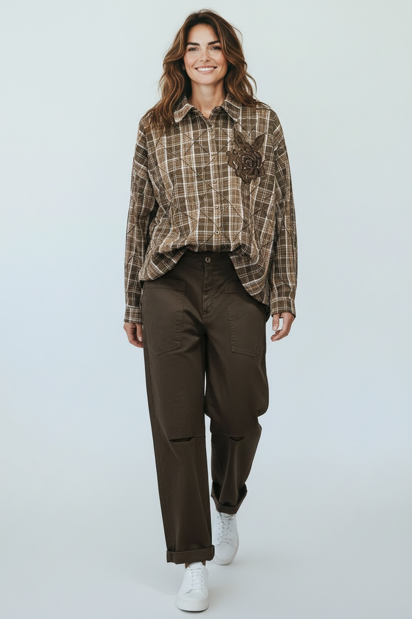 Chastar Blouse Mirelle in bruin met ruitprint en bloemenapplicatie op de borst, gedragen door een model.