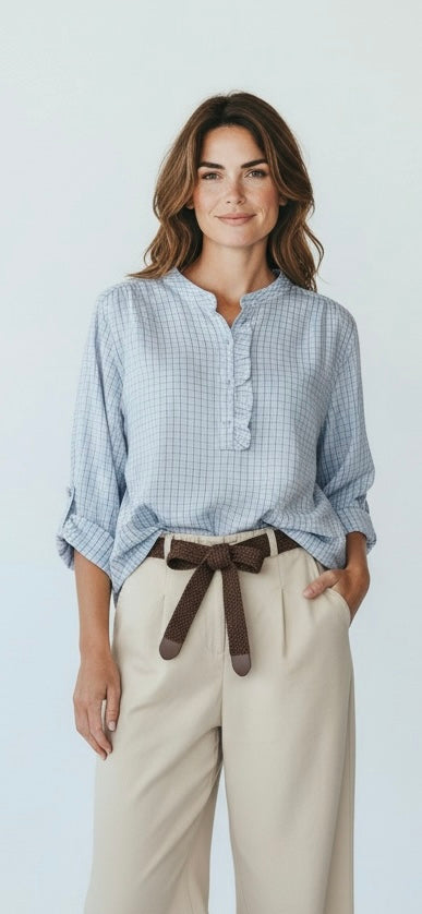 Chastar Blouse Orianne in Blauw met fijn ruitpatroon, lange mouwen en ruches bij de hals, gedragen vooraanzicht