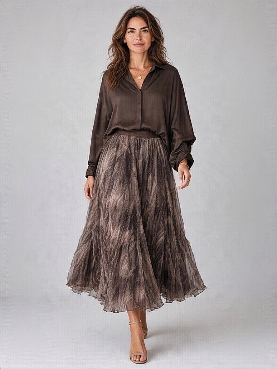 Bruine Chastar blouse met zijde en gedrapeerde mouwen, gedragen op model met zicht op de kraag en voorzijde.