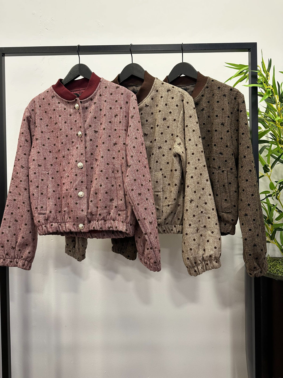 Chastar Bomber Jas Maëlle in Bordeaux, Camel en Bruin met visgraatmotief en knoopsluiting, vooraanzicht