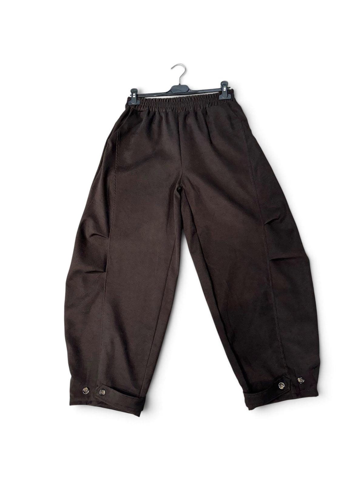 Chastar Broek Bol in bruin met elastische tailleband en knoopdetails onderaan, vooraanzicht