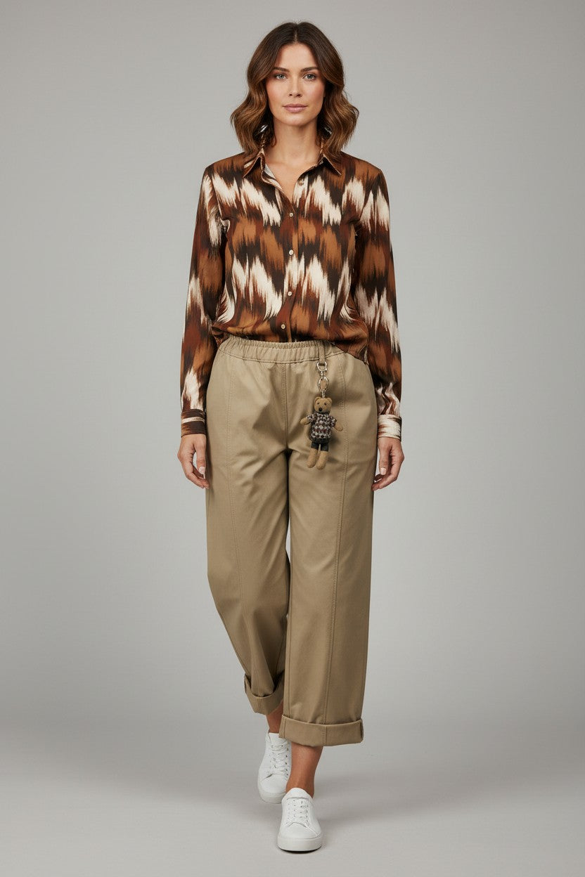 Chastar Easy Style Broek in Beige met zichtbare deelnaden en omgeslagen pijpen, vooraanzicht