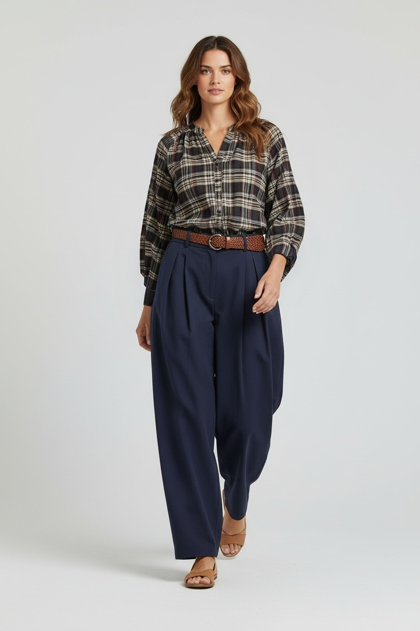 Chastar broek met stretch en plooien in Donker Blauw, vooraanzicht op een model met wijde pijpen