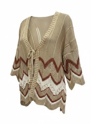 Chastar Cotton Vest Anaïs in Camel, schuin vooraanzicht met V-hals en contrasterende zigzagbanen