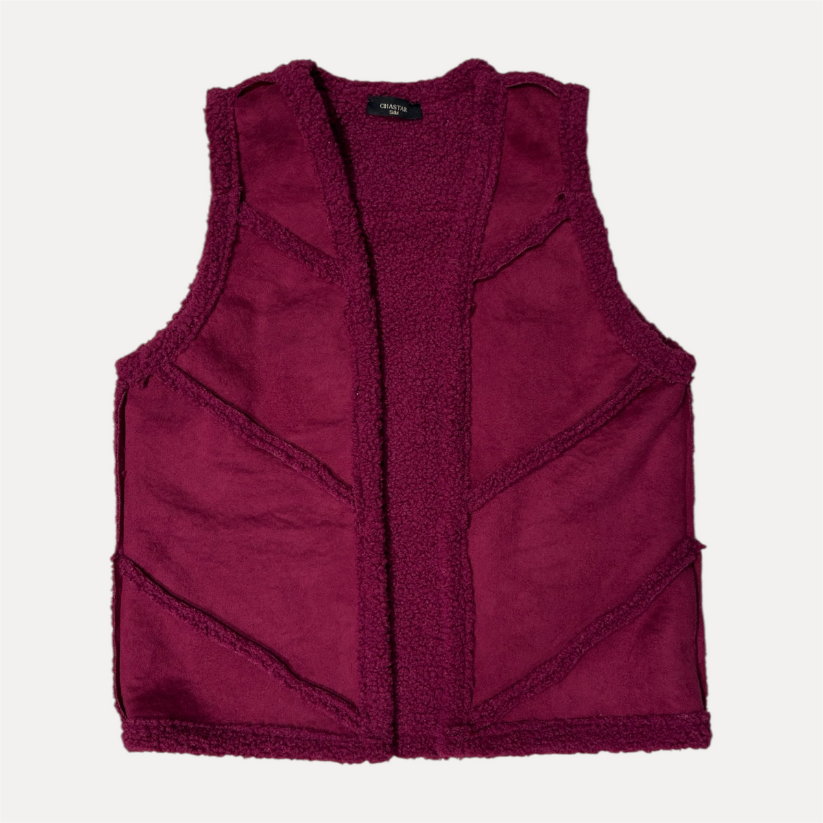 Chastar Gilet Elin in Bordeaux, vooraanzicht met open voorzijde en diagonale naden met teddyafwerking