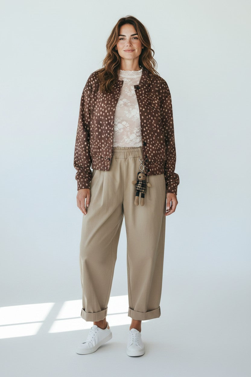 Chastar Jas Mirelle in bruin met lichte stippenprint, ronde hals en knoopsluiting, vooraanzicht op model