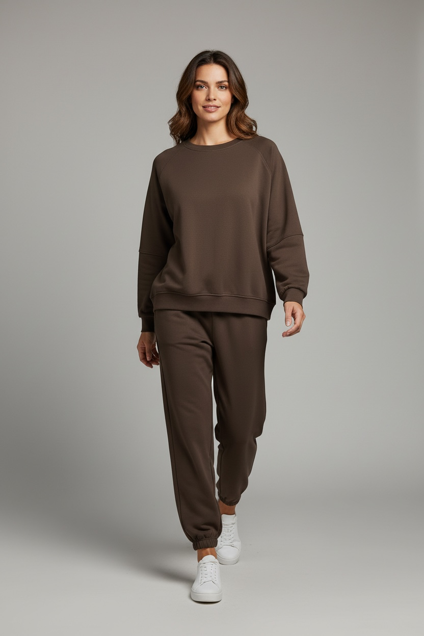 Chastar joggingset in Bruin met lange mouwen en bijpassende joggingbroek, vooraanzicht