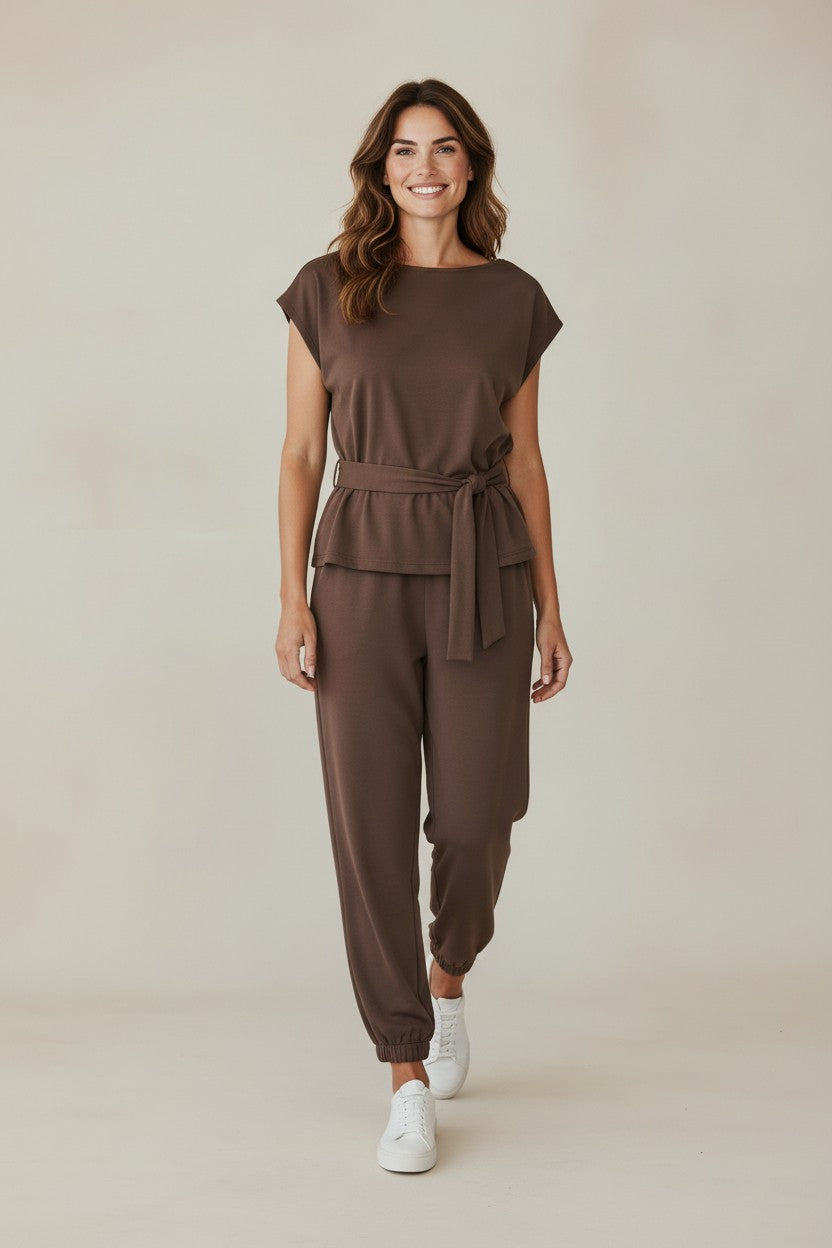 Chastar sweater set in Bruin met korte mouwen, strikceintuur en bijpassende lange broek, vooraanzicht