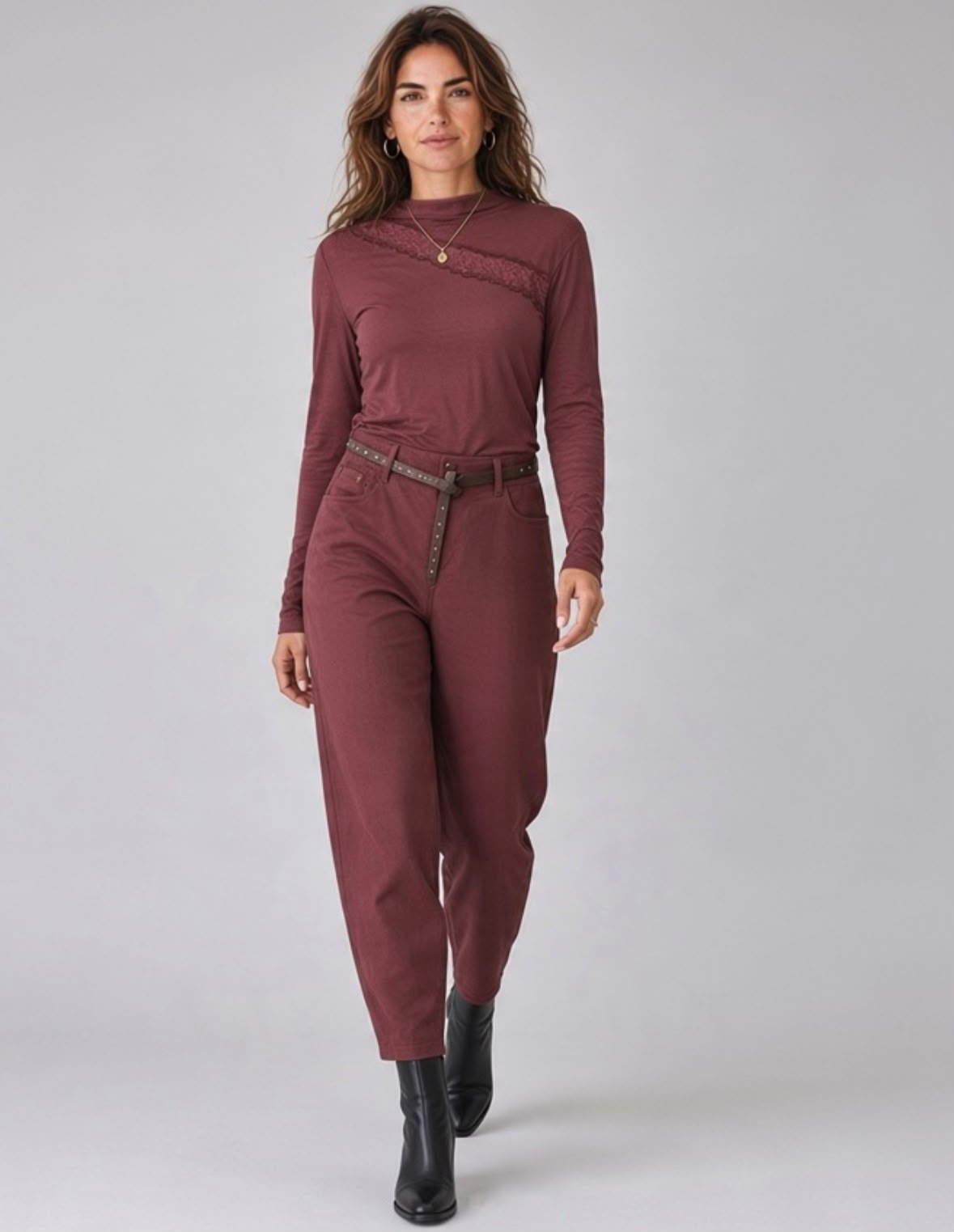 Chastar top in Bordeaux met lange mouwen en een diagonale kanten strook over de borst, gedragen op model