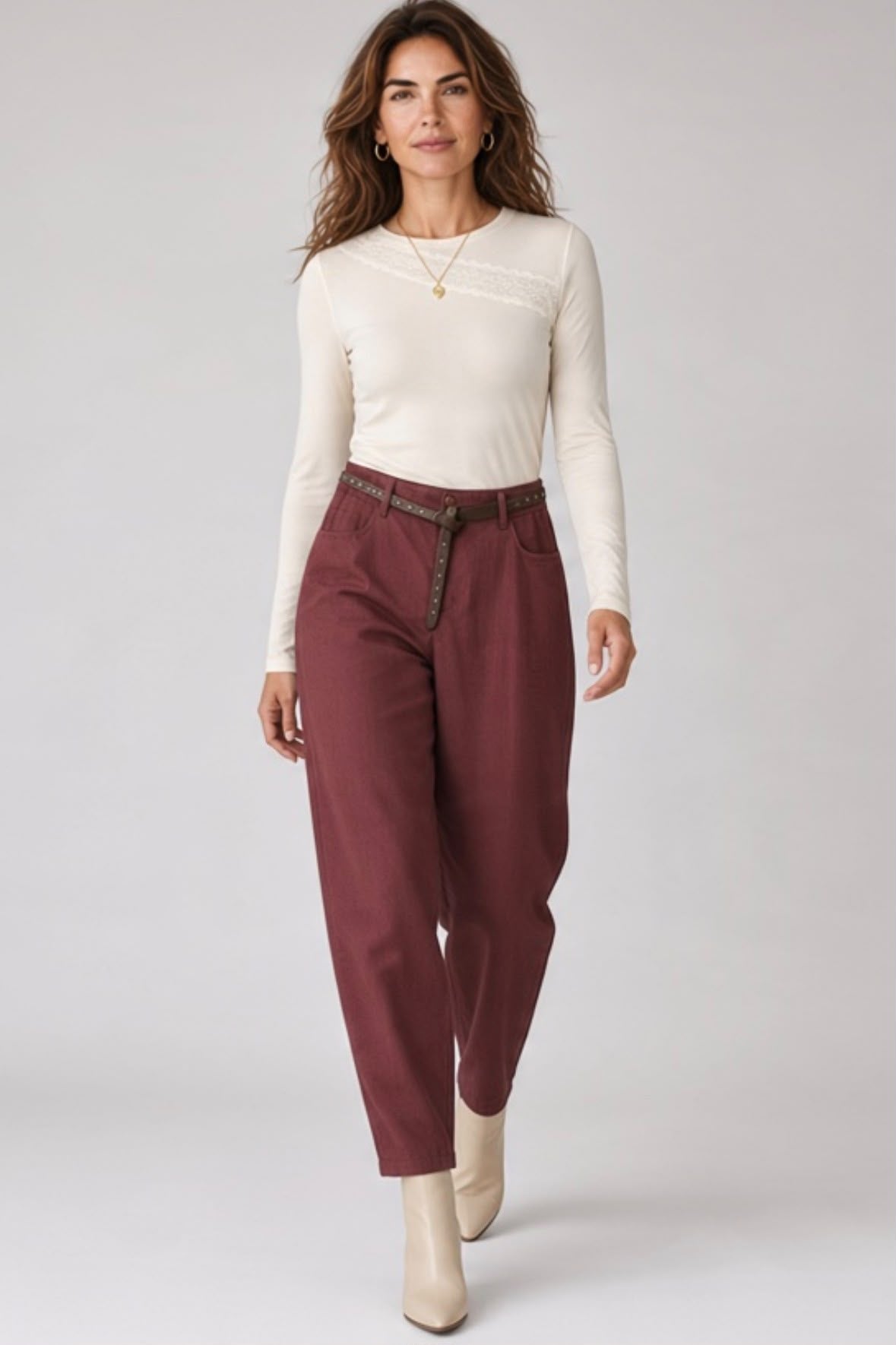 Chastar top in Offwhite met ronde hals, lange mouwen en diagonale kantstrook, vooraanzicht op model