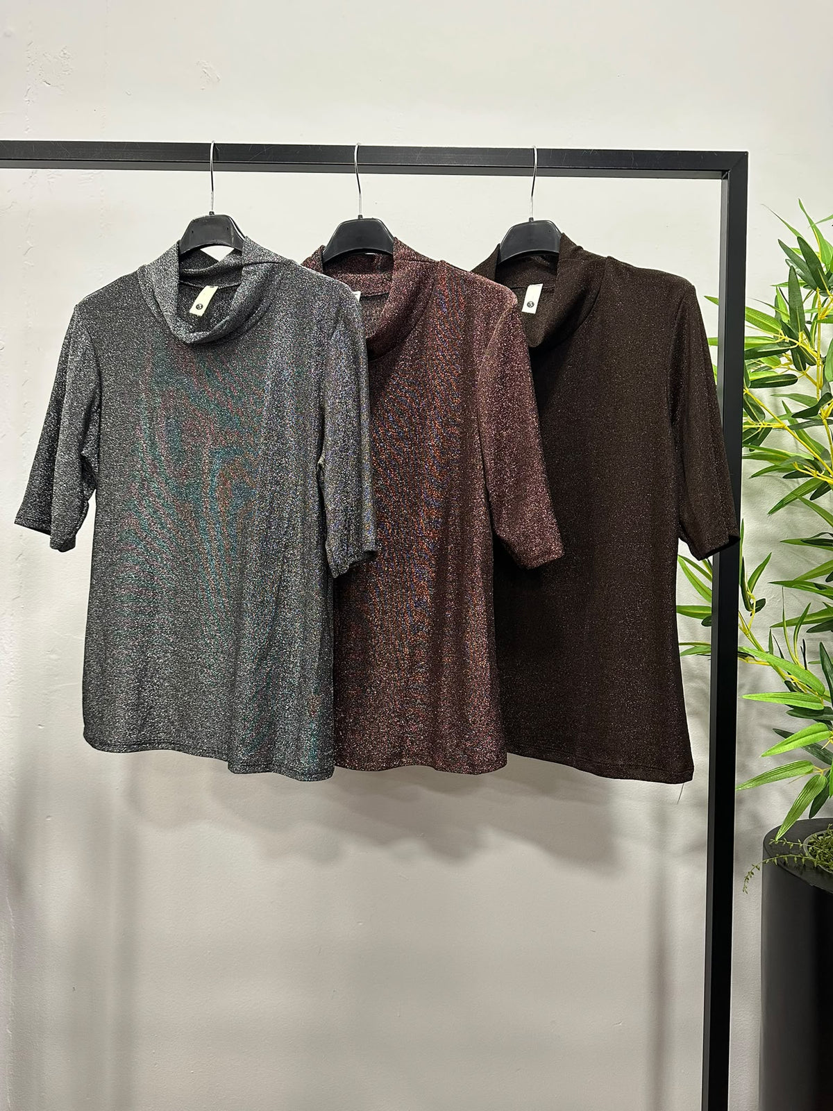 Chastar top in Grijs, Bordeaux en Choco Bruin met glansstructuur en gedrapeerde hals, vooraanzicht