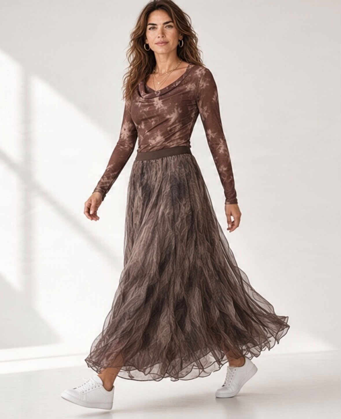 Fashion Chastar Top Laurentine in Bruin met abstract dessin, watervalhals en lange mouwen op model