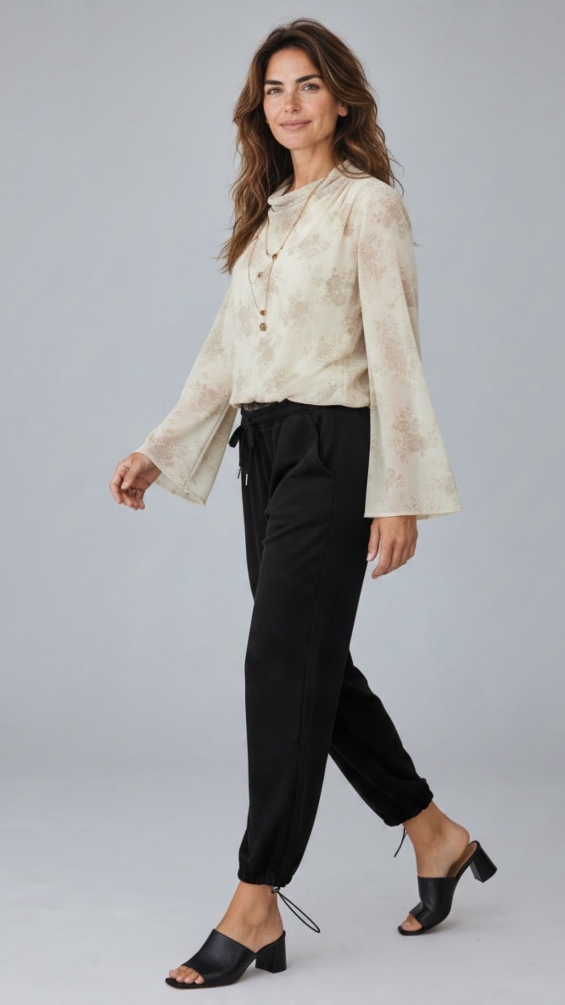 Off White Chastar top Séverine met bloemendessin en uitlopende mouwen, op model schuin van voren getoond.