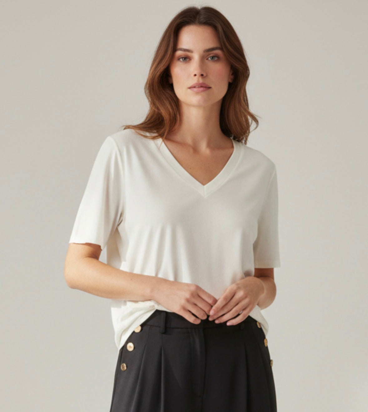 Chastar uni top in Off White met V-hals en korte mouwen, vooraanzicht gedragen door een model
