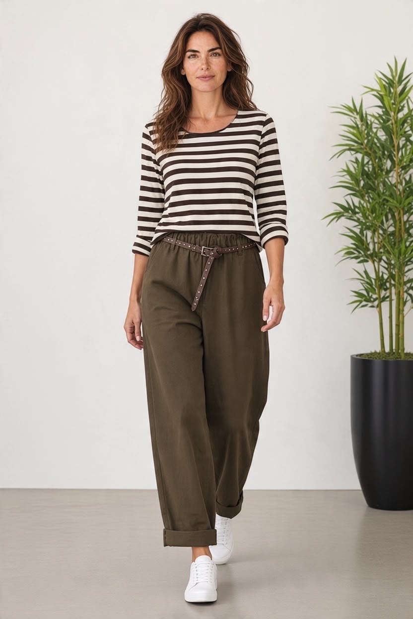 Chastar Top Violaine in Beige met donkere horizontale strepen en ronde hals, van voren gedragen op model.