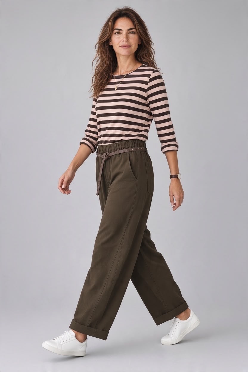 Chastar Top Violaine in Bruin met roze horizontale strepen en ronde hals, gedragen van voren.