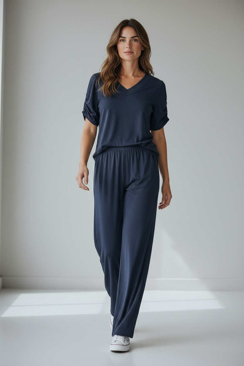Chastar Tricot Shirt met gerimpelde mouwen in Blauw op een model, vooraanzicht met korte mouwen en V-hals