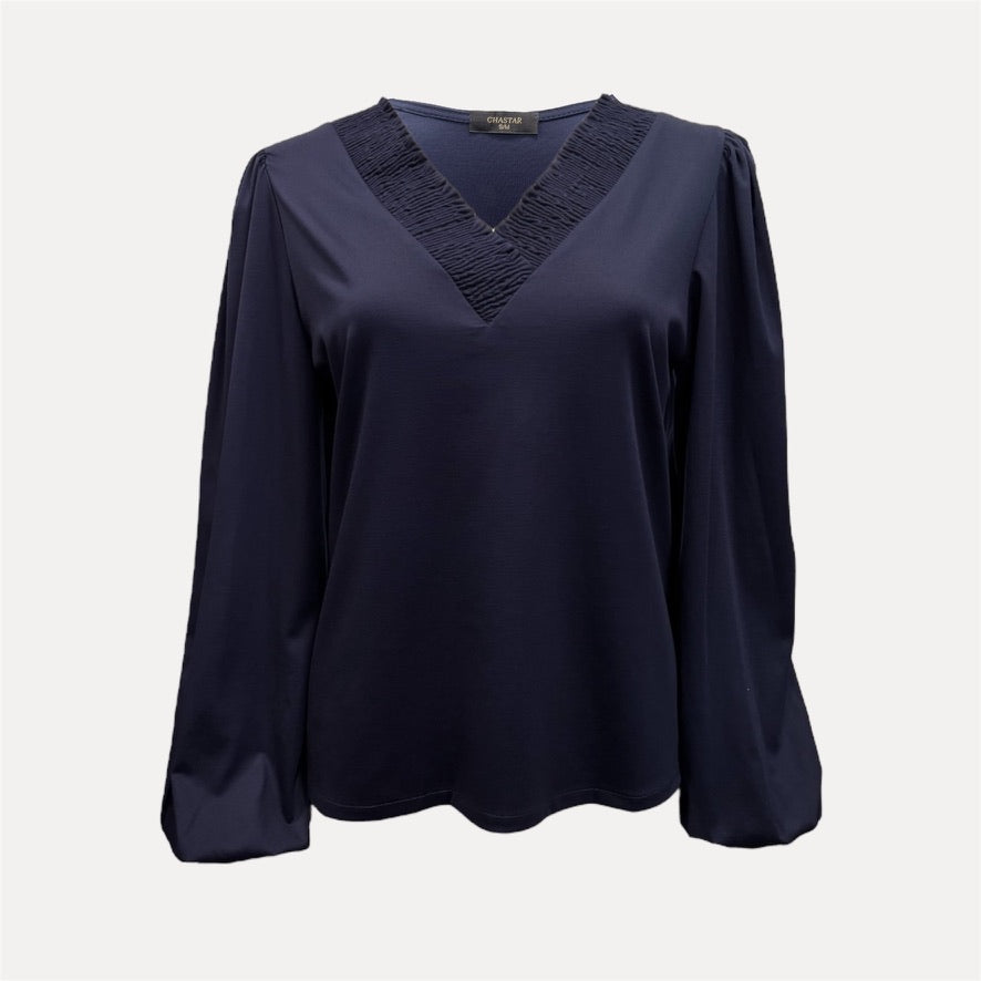 Chastar Tricot Top met V-hals in Donker Blauw, vrijstaand vooraanzicht met plooitjes bij de schouders