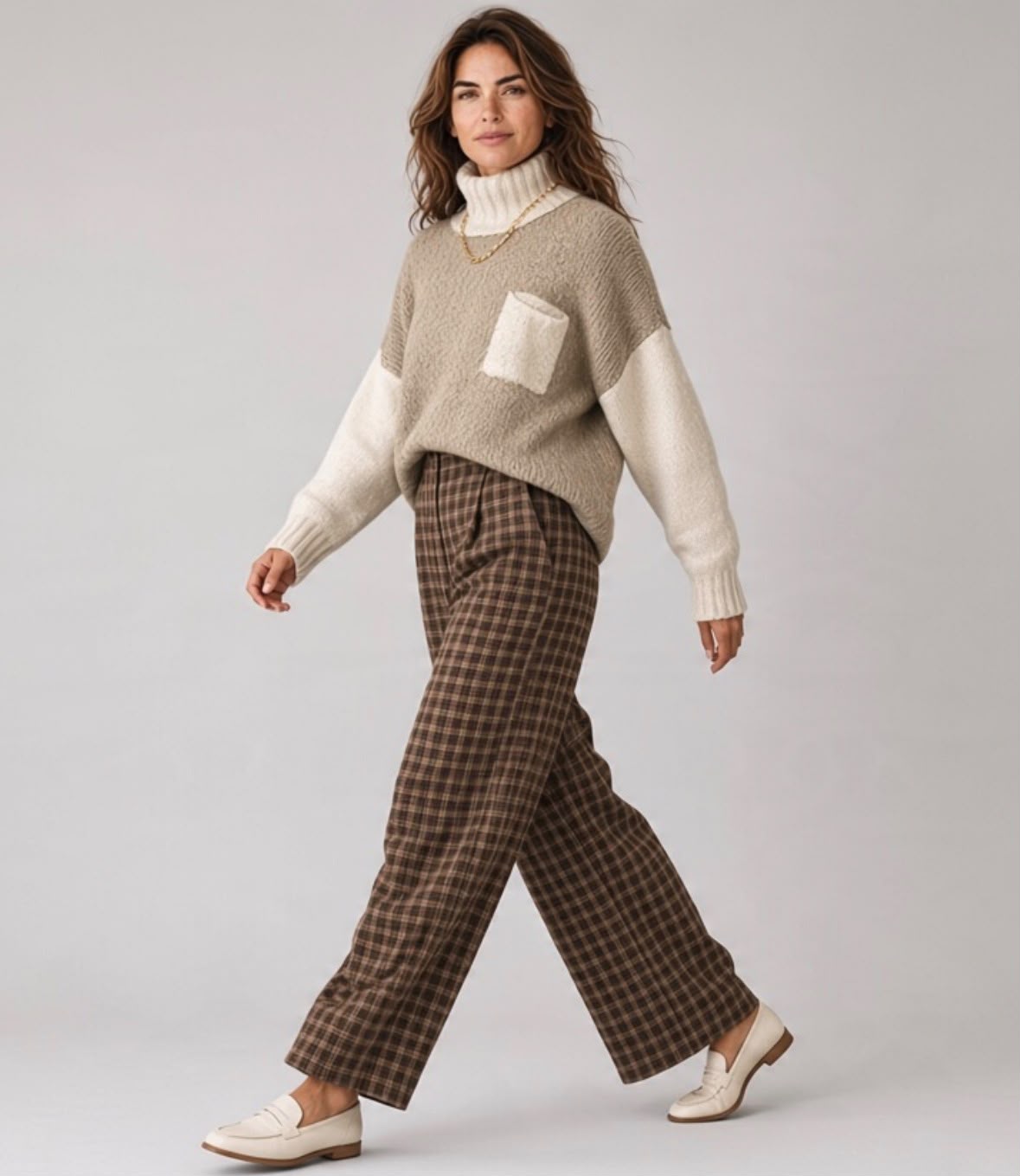 Chastar trui in Beige met lichte lange mouwen en opgestikte borstzak, schuin vooraanzicht gedragen op model