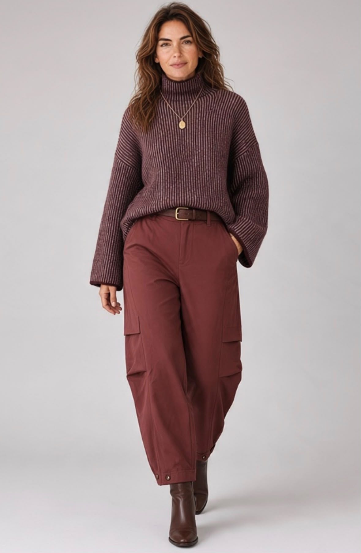 Vooraanzicht op model van de Fashion Chastar trui in Bordeaux met hoge hals en verlaagde schoudernaden