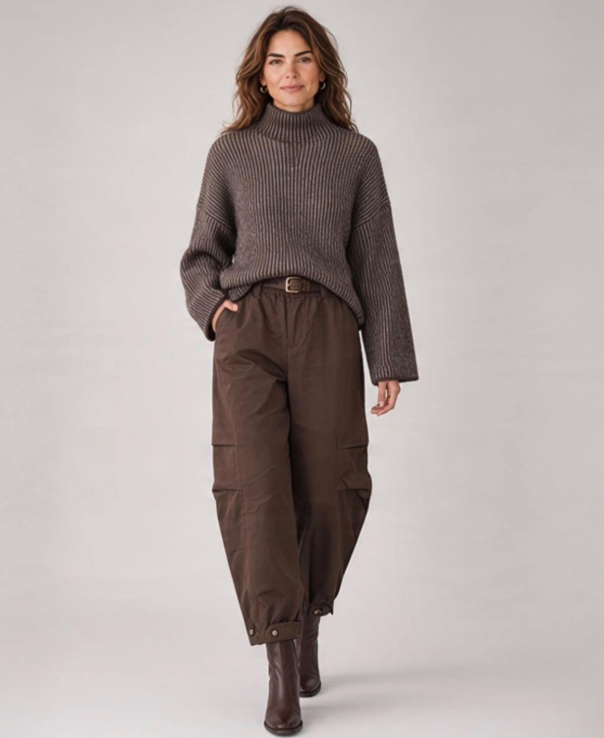 Fashion Chastar trui in Choco Bruin met hoge hals, doorlopende ribstructuur en wijde mouwuiteinden