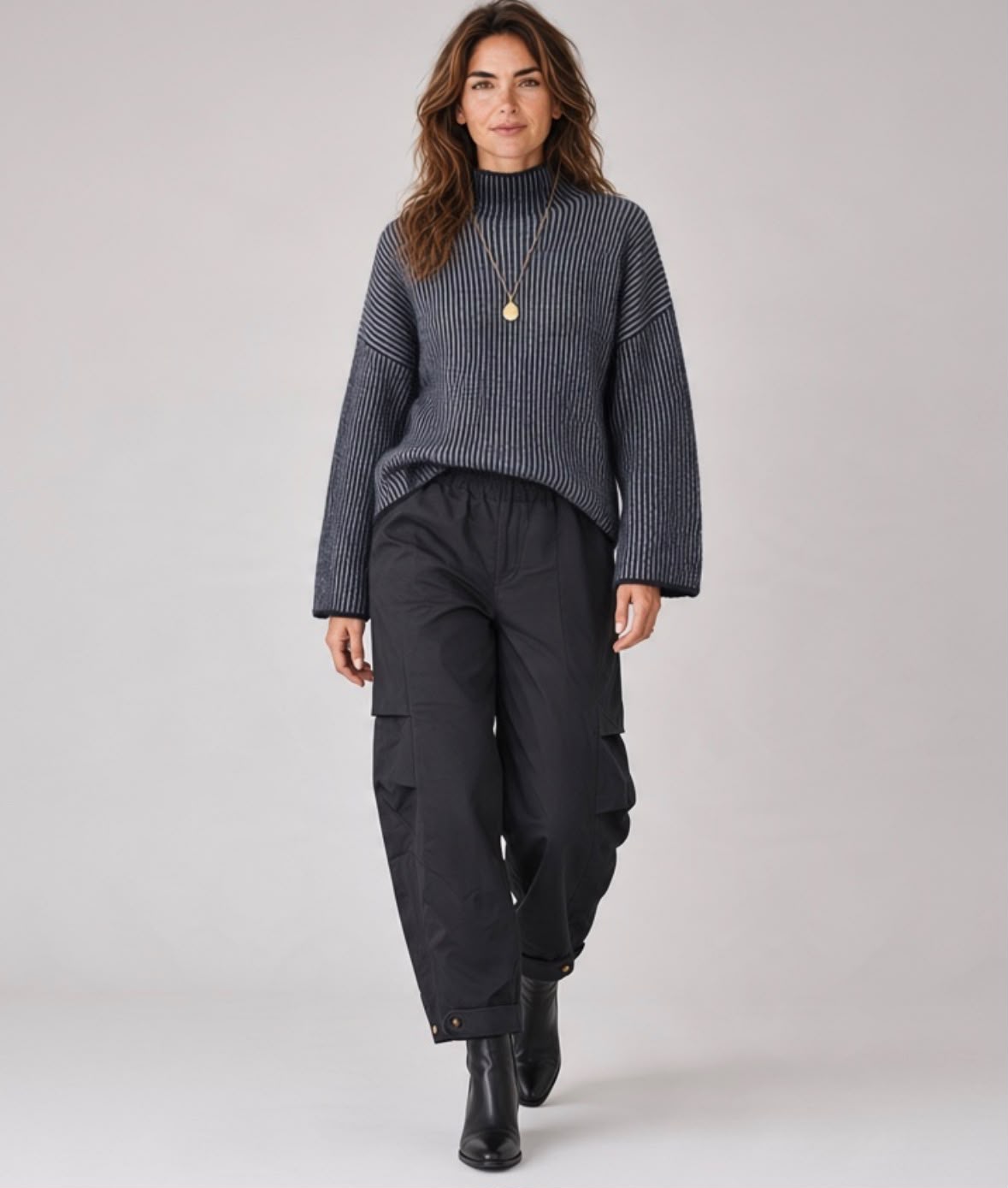 Fashion Chastar trui in Donker Blauw met ribstructuur, hoge hals en lange wijde mouwen, op model