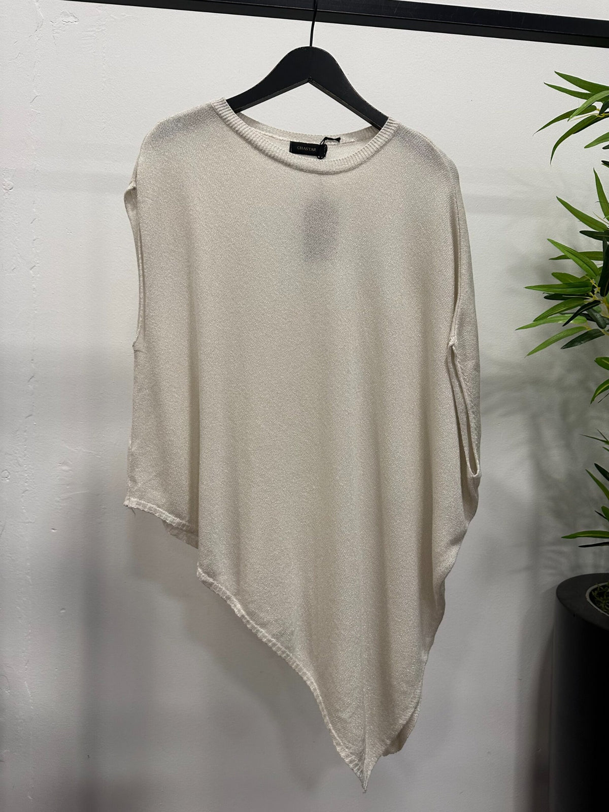 Chastar soepelvallende trui in beige met ronde hals en geribde halsboord, vooraanzicht op hanger