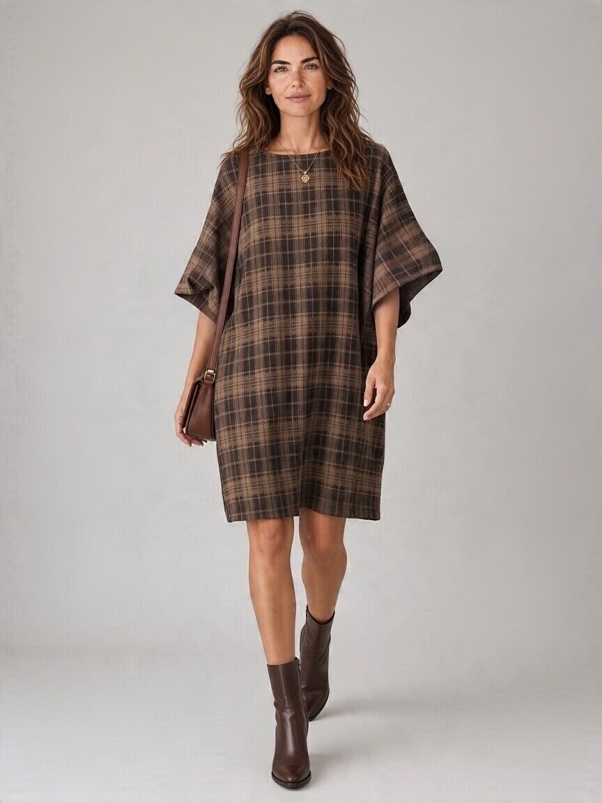 Chastar tuniek Elvira in Bruin met ruitdessin, ronde hals en wijde mouwen, vooraanzicht op model.