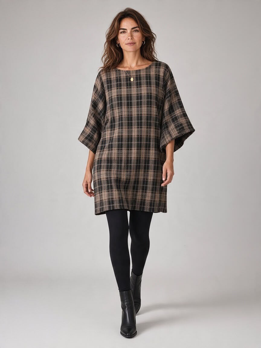 Chastar tuniek Elvira in Zwart met ruitdessin en wijde mouwen, vooraanzicht op model met zwarte legging.
