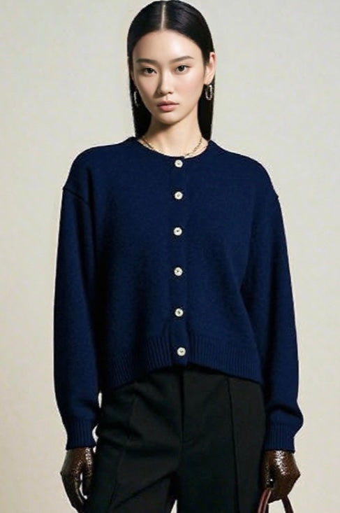 Chastar gebreid vest in donker blauw met ronde hals en knoopsluiting, gedragen op een model
