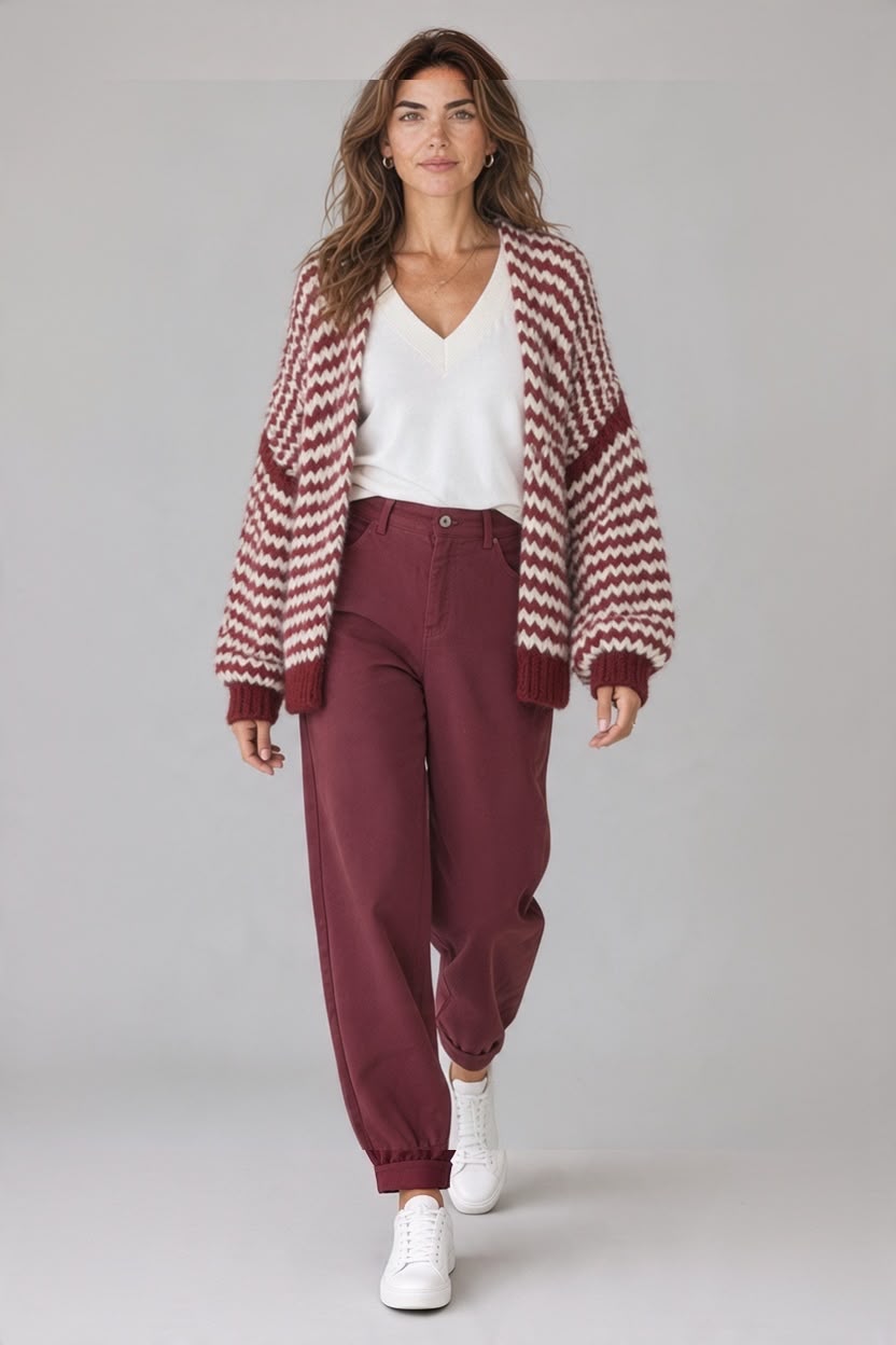 Bordeaux Chastar vest met gebreide zigzagstrepen en effen boorden, van voren getoond met een bordeaux broek.