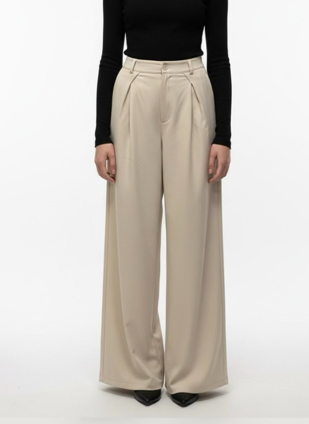 Chastar wijde pantalon in Beige met plooien en knoopsluiting, vooraanzicht gedragen door een model