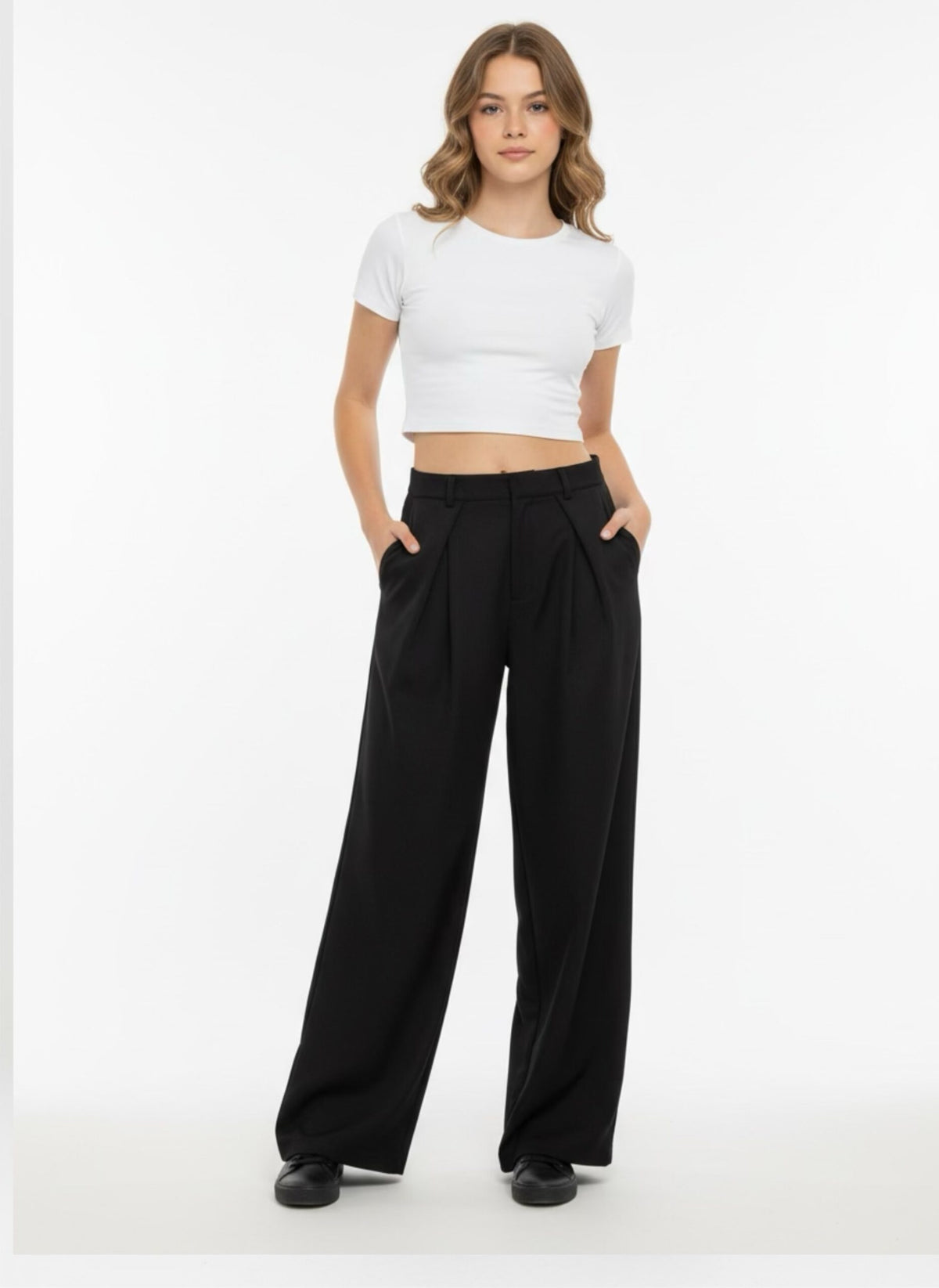 Chastar wijde pantalon in Zwart met plooien, steekzakken en ceintuurlussen, gedragen door een model